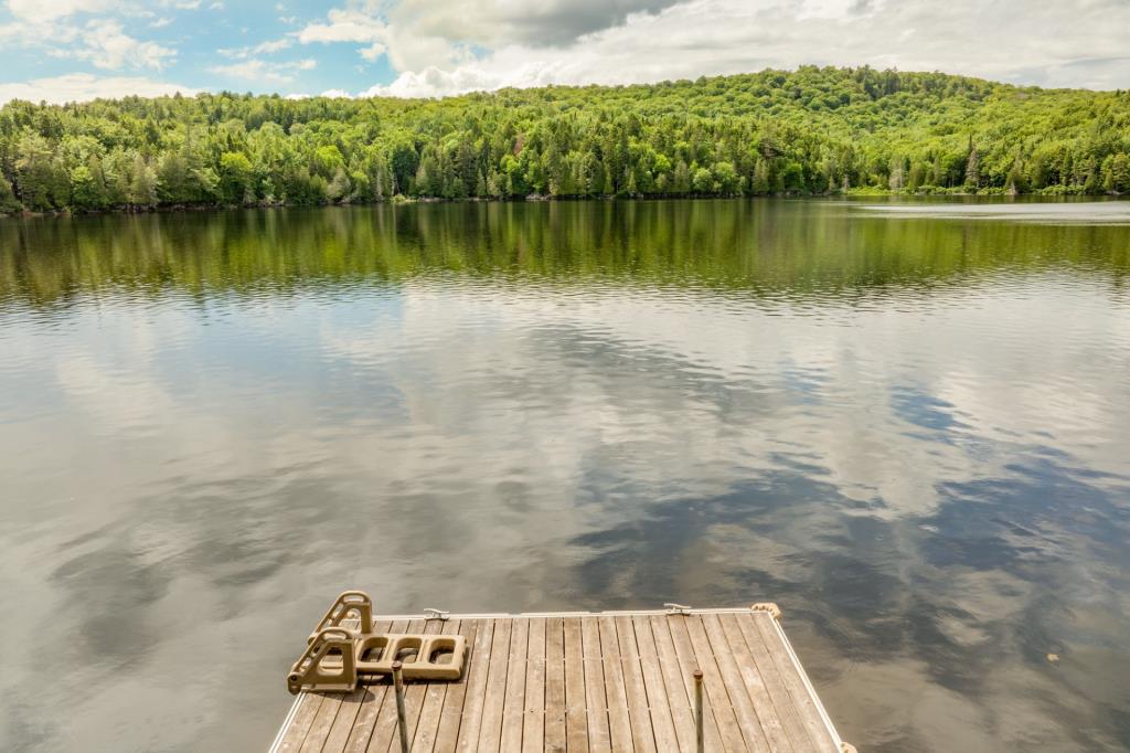 Superbe refuge moderne dans un paradis naturel de 119 920 pi²