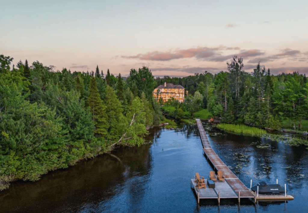 Somptueuse maison avec garage triple au bord d'un lac