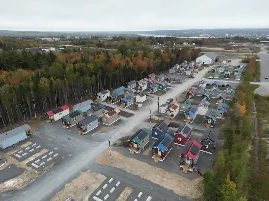 Cet homme d’affaires canadien a créé un village de minimaisons pour les sans-abri