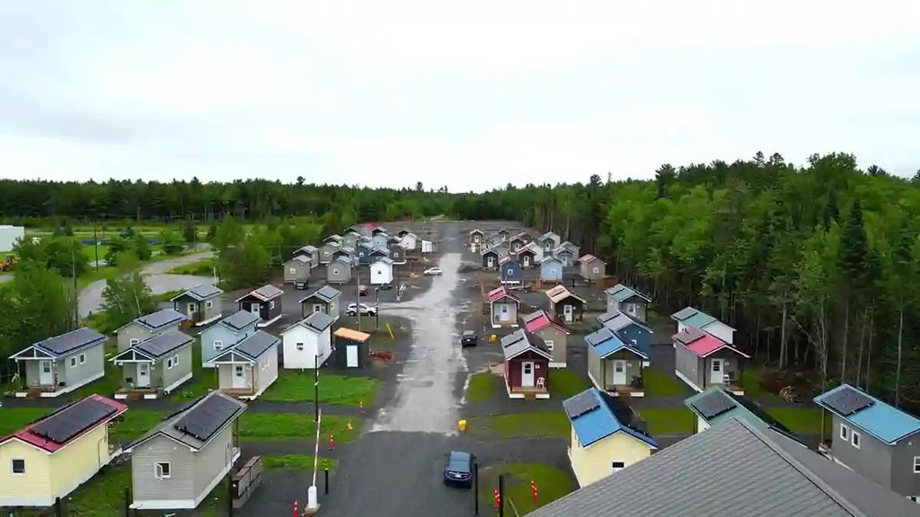 Cet homme d’affaires canadien a créé un village de minimaisons pour les sans-abri