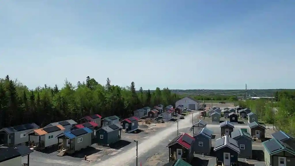 Cet homme d’affaires canadien a créé un village de minimaisons pour les sans-abri