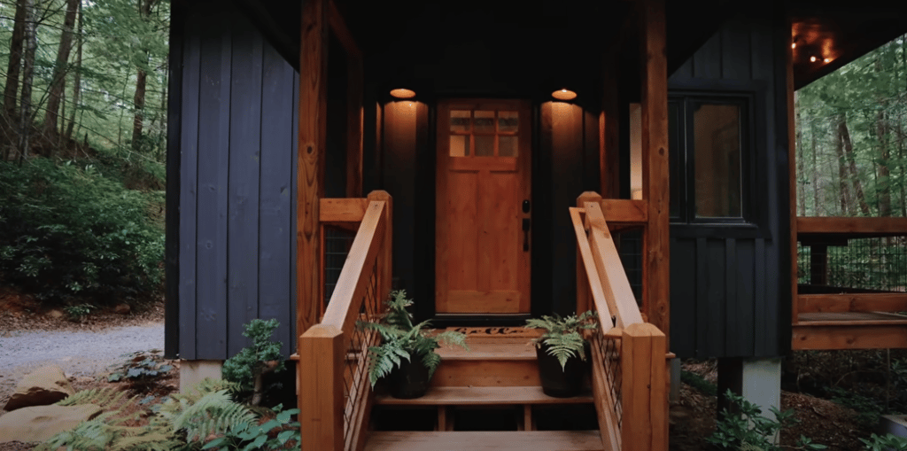 Une dame âgée vit dans cette maison de seulement 290 pieds carrés et quand vous découvrirez  l’intérieur, vous aussi aurez envie d’y vivre 