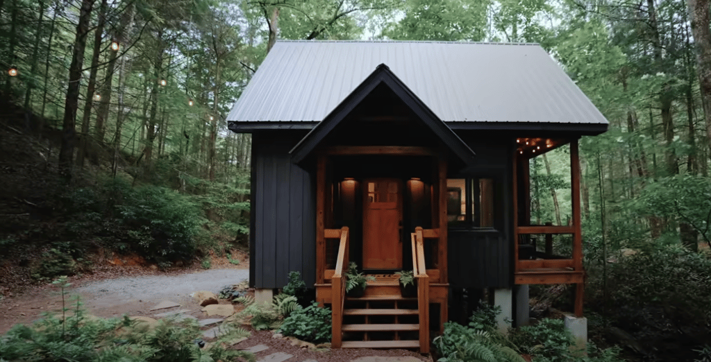 Une dame âgée vit dans cette maison de seulement 290 pieds carrés et quand vous découvrirez  l’intérieur, vous aussi aurez envie d’y vivre 