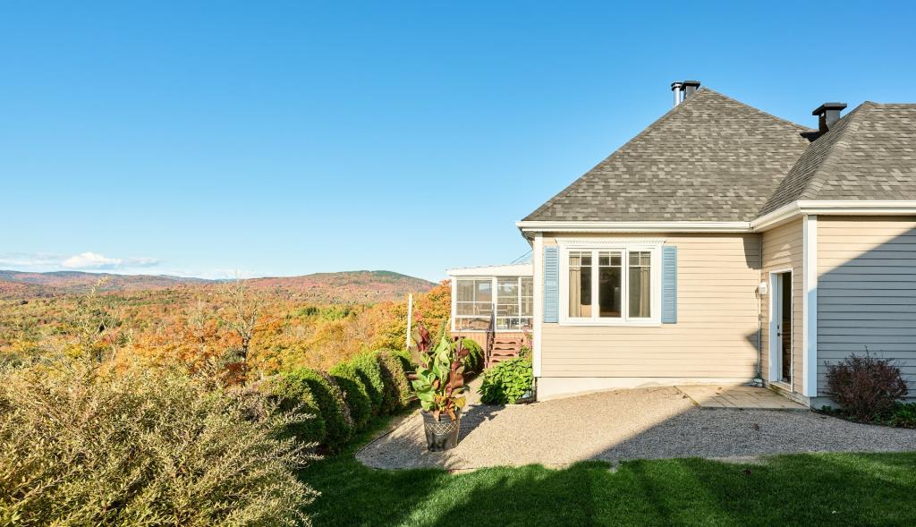 Élégant cottage perché en hauteur parmi les montagnes