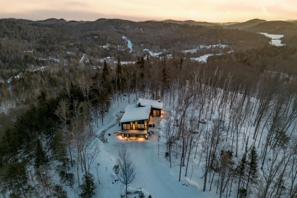 Évasion absolue dans ce paisible sanctuaire de 236 214 pi² à flanc de montagne