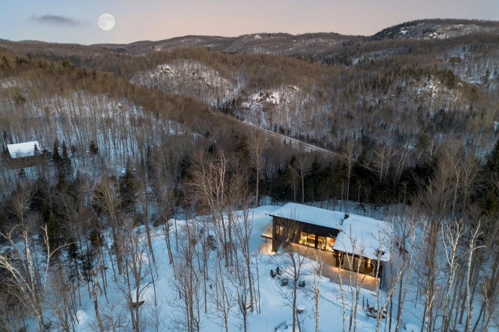 Évasion absolue dans ce paisible sanctuaire de 236 214 pi² à flanc de montagne