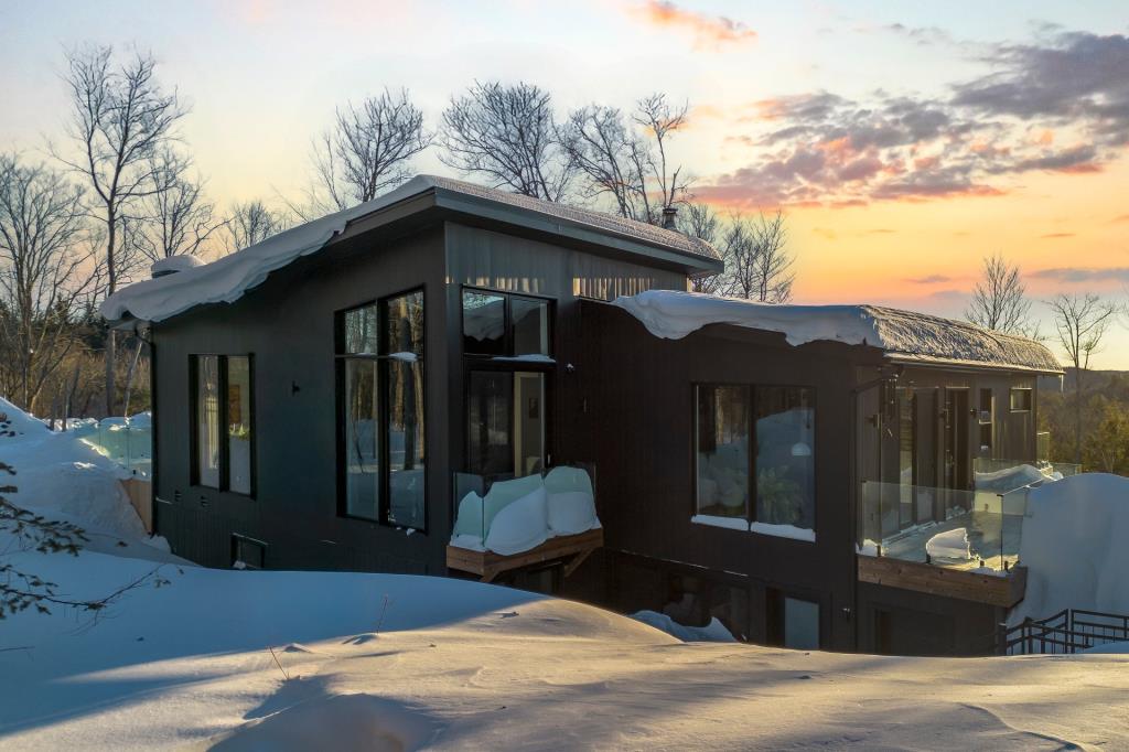 Évasion absolue dans ce paisible sanctuaire de 236 214 pi² à flanc de montagne