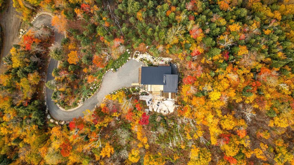 Évasion absolue dans ce paisible sanctuaire de 236 214 pi² à flanc de montagne