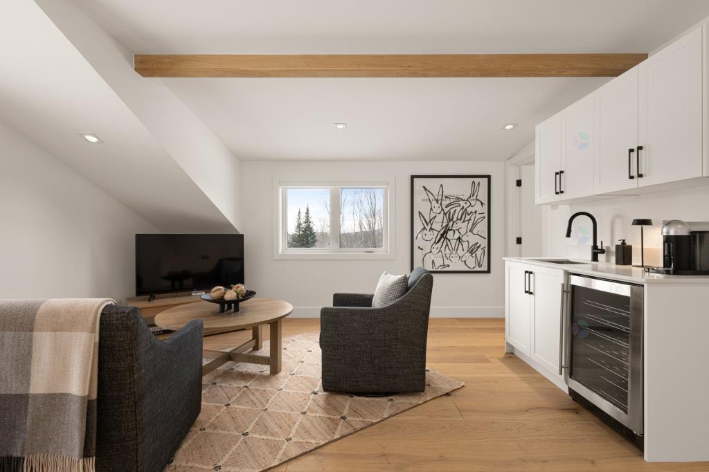 Vaste terrain, design somptueux: une demeure rénovée prête à accueillir vos rêves
