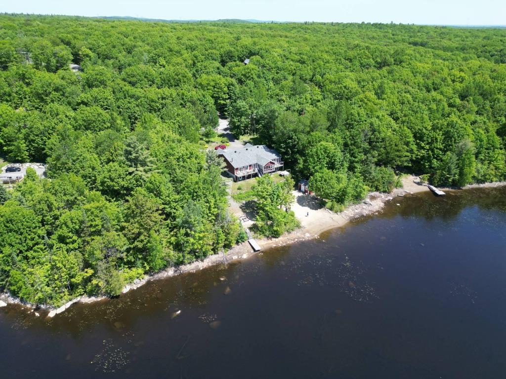 Immense demeure riveraine avec plage privée dans un environnement enchanteur