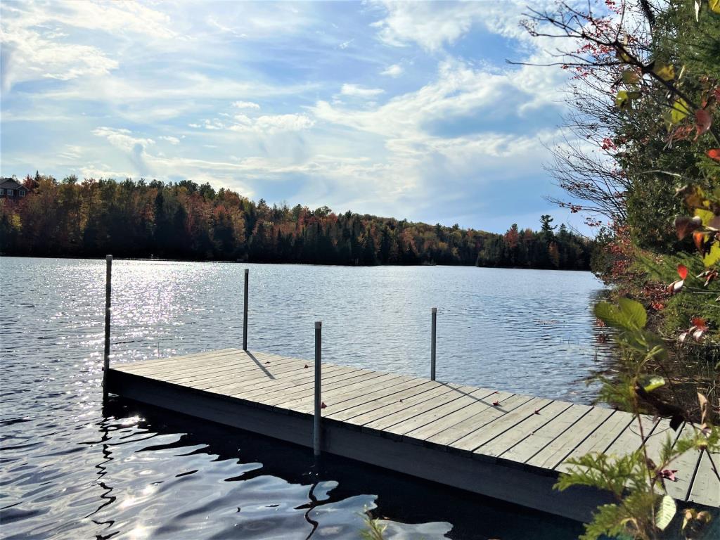 Immense demeure riveraine avec plage privée dans un environnement enchanteur