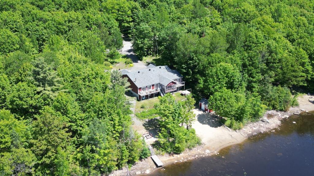 Immense demeure riveraine avec plage privée dans un environnement enchanteur