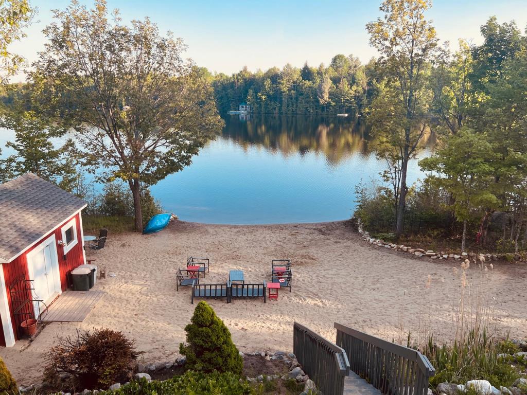 Immense demeure riveraine avec plage privée dans un environnement enchanteur