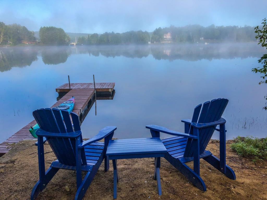 Petit refuge de rêve avec vue spectaculaire sur les couchers de soleil au-dessus du lac