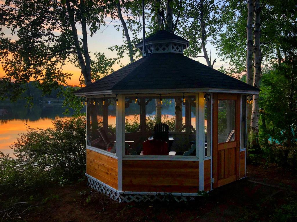 Petit refuge de rêve avec vue spectaculaire sur les couchers de soleil au-dessus du lac