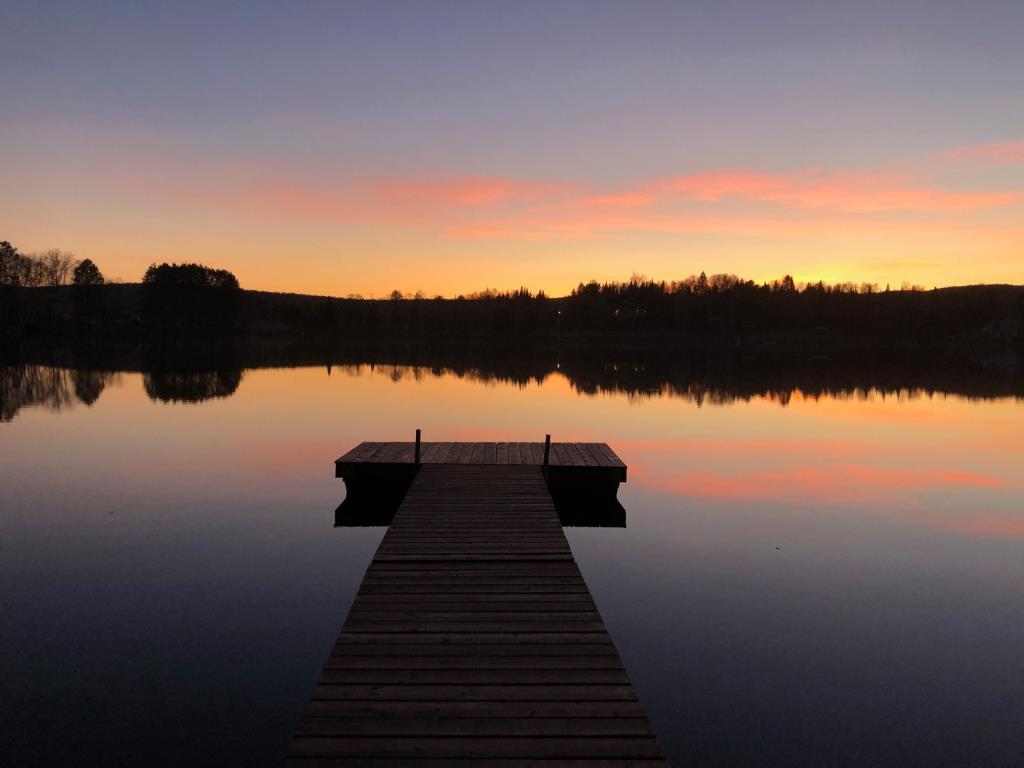 Petit refuge de rêve avec vue spectaculaire sur les couchers de soleil au-dessus du lac