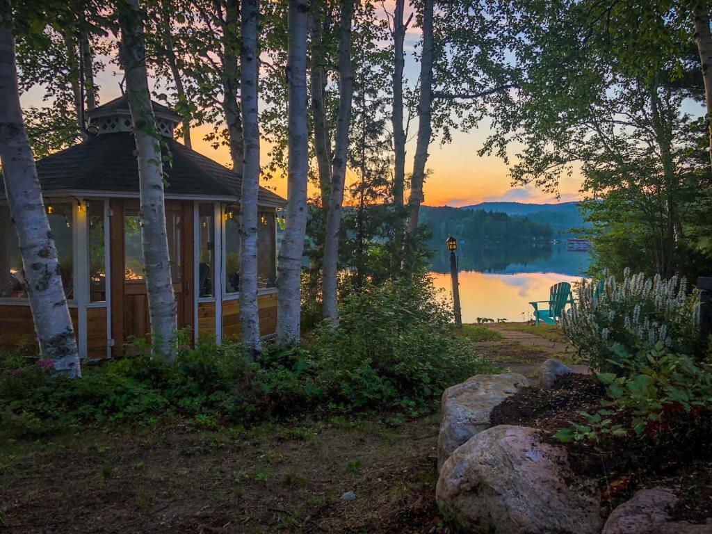 Petit refuge de rêve avec vue spectaculaire sur les couchers de soleil au-dessus du lac