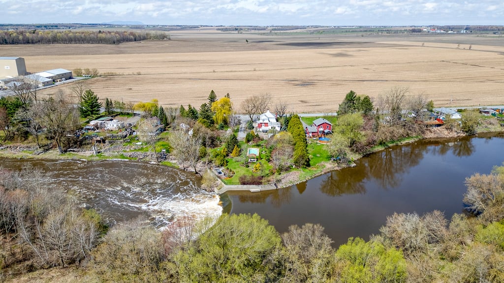 Somptueuse demeure riveraine sise sur un magnifique terrain de plus d’un acre 