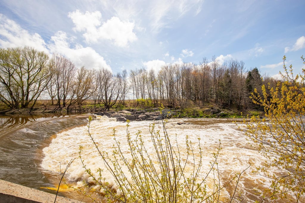 Somptueuse demeure riveraine sise sur un magnifique terrain de plus d’un acre 