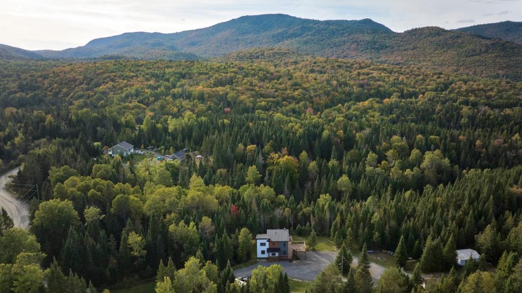 Superbe refuge sis sur un vaste lot de 283 510 pi² au cœur des montagnes