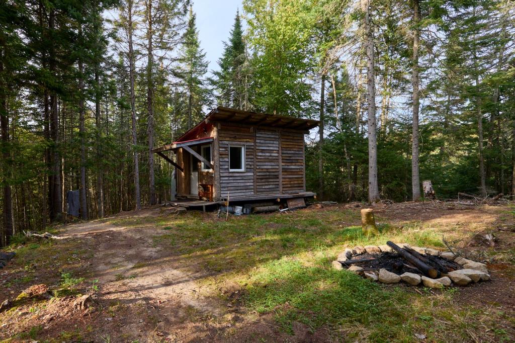 Superbe refuge sis sur un vaste lot de 283 510 pi² au cœur des montagnes