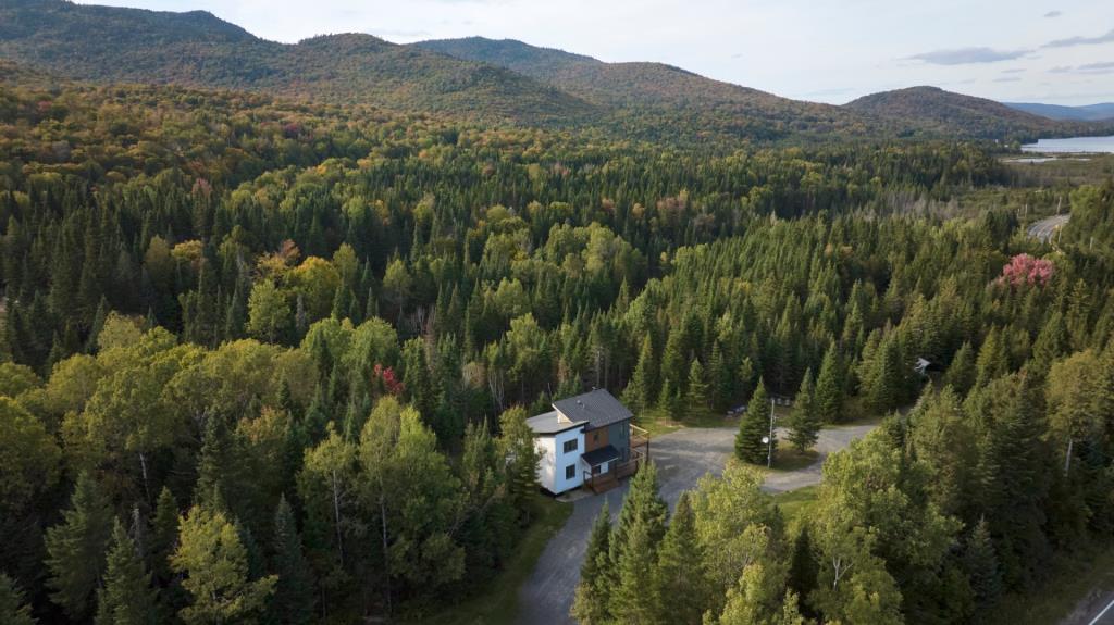 Superbe refuge sis sur un vaste lot de 283 510 pi² au cœur des montagnes