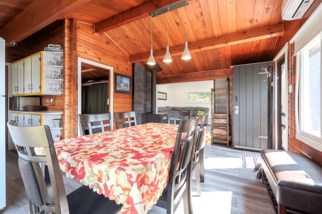 Vendu meublé! Chalet niché sur une île privée au cœur des Laurentides