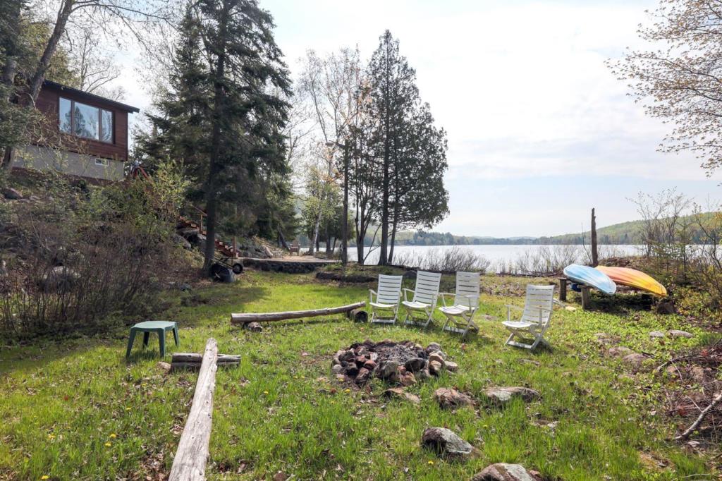 Vendu meublé! Chalet niché sur une île privée au cœur des Laurentides