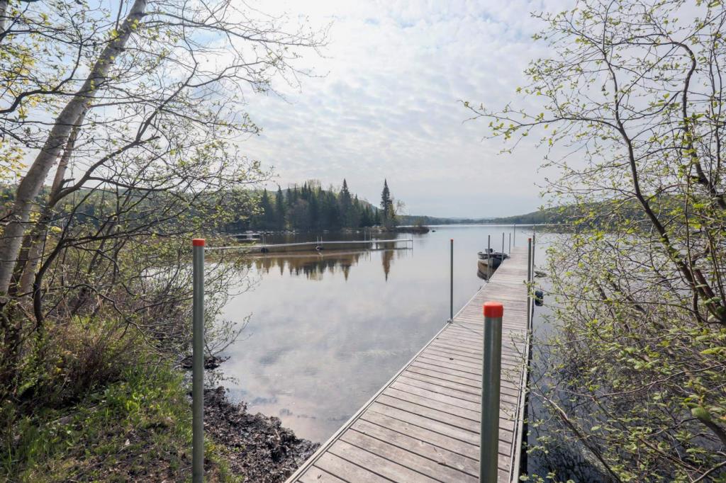 Vendu meublé! Chalet niché sur une île privée au cœur des Laurentides