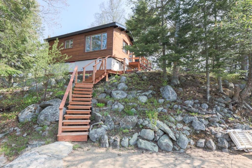 Vendu meublé! Chalet niché sur une île privée au cœur des Laurentides