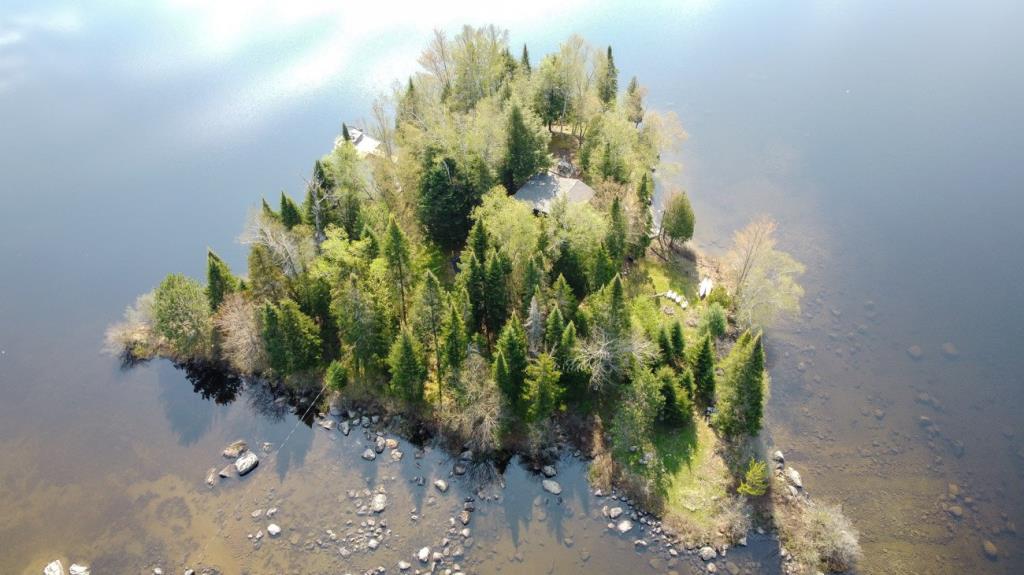 Vendu meublé! Chalet niché sur une île privée au cœur des Laurentides