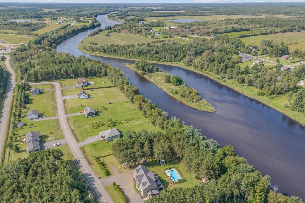 Superbe havre de paix intergénérationnel au bord de l'eau