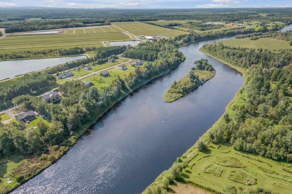 Superbe havre de paix intergénérationnel au bord de l'eau