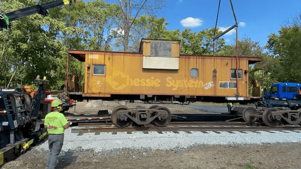 Ce couple transforme des wagons de train en locations Airbnb uniques!