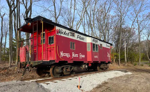 Ce couple transforme des wagons de train en locations Airbnb uniques!