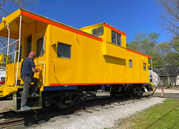 Ce couple transforme des wagons de train en locations Airbnb uniques!