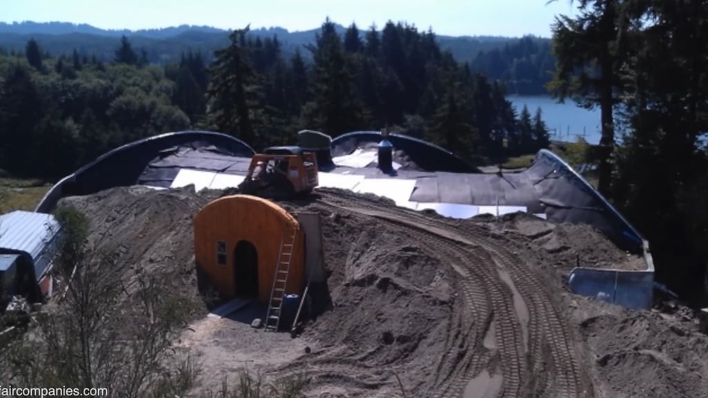 Un couple fait preuve d’ingéniosité remarquable après que les banques aient refusé de leur prêter de l’argent pour la construction de leur dôme