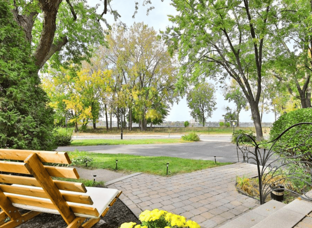 Magnifique maison mid-century impeccablement rénovée près de la rivière des Prairies