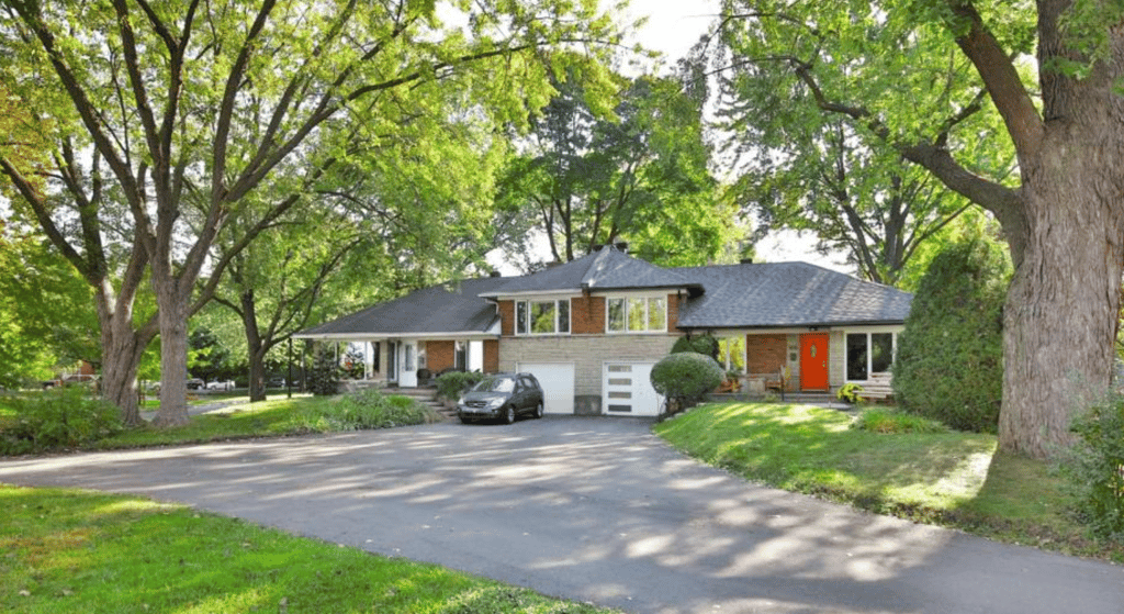 Magnifique maison mid-century impeccablement rénovée près de la rivière des Prairies