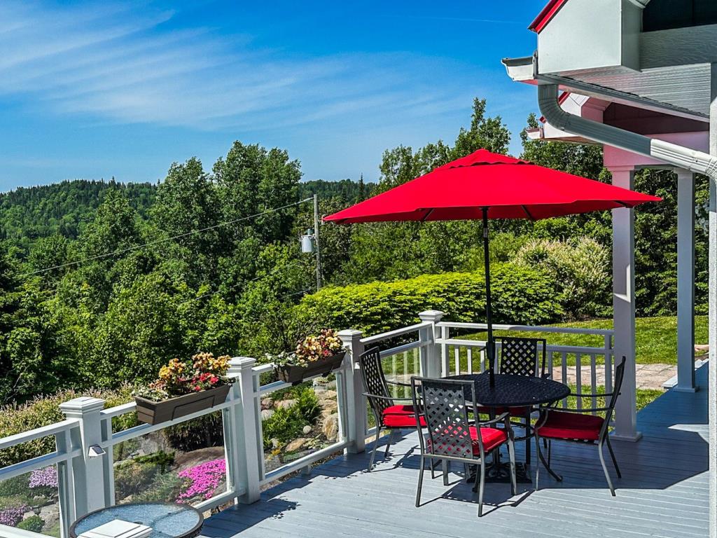 Vendu meublé! Chaleureux cottage avec vue sur le lac