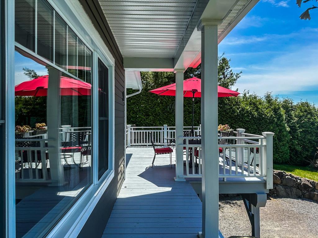 Vendu meublé! Chaleureux cottage avec vue sur le lac