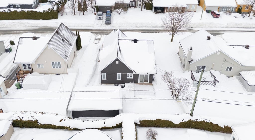 Charmante demeure de 4 chambres avec garage et cour aménagée dans un quartier prisé