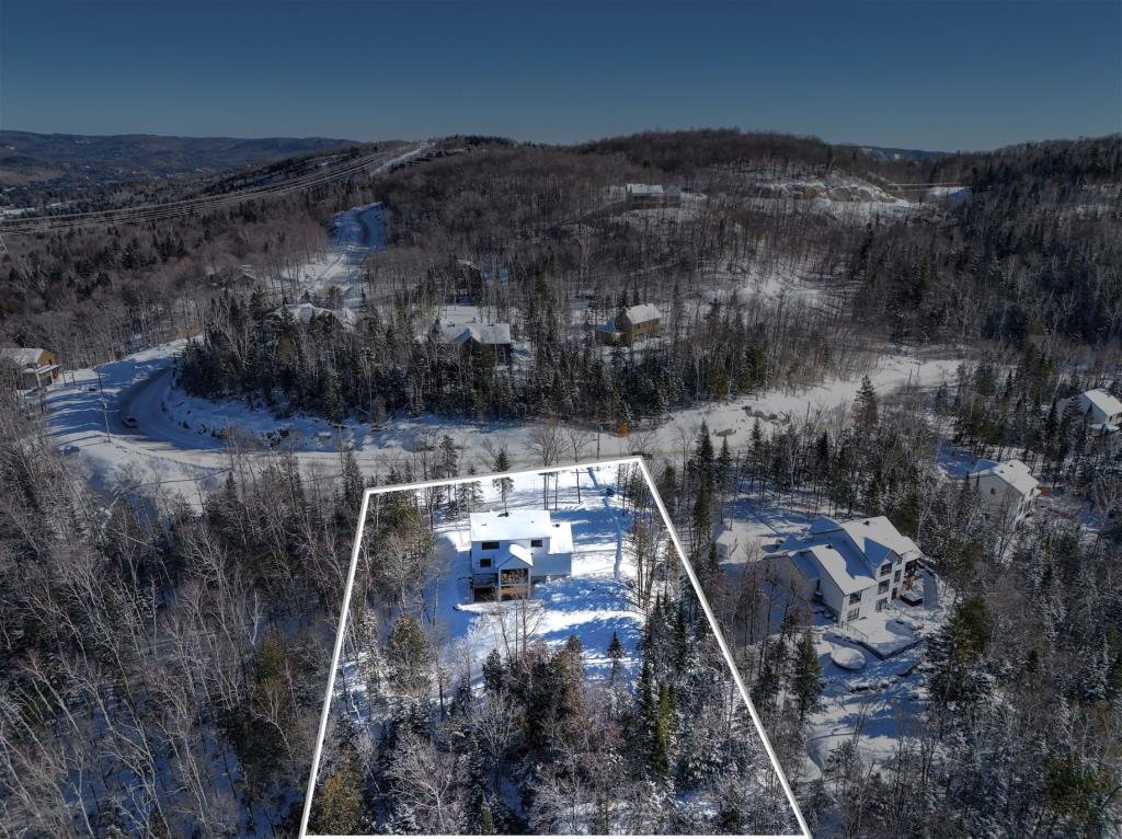 Séduisante demeure entourée de montagnes sur un lot de plus de 70 000 pi²