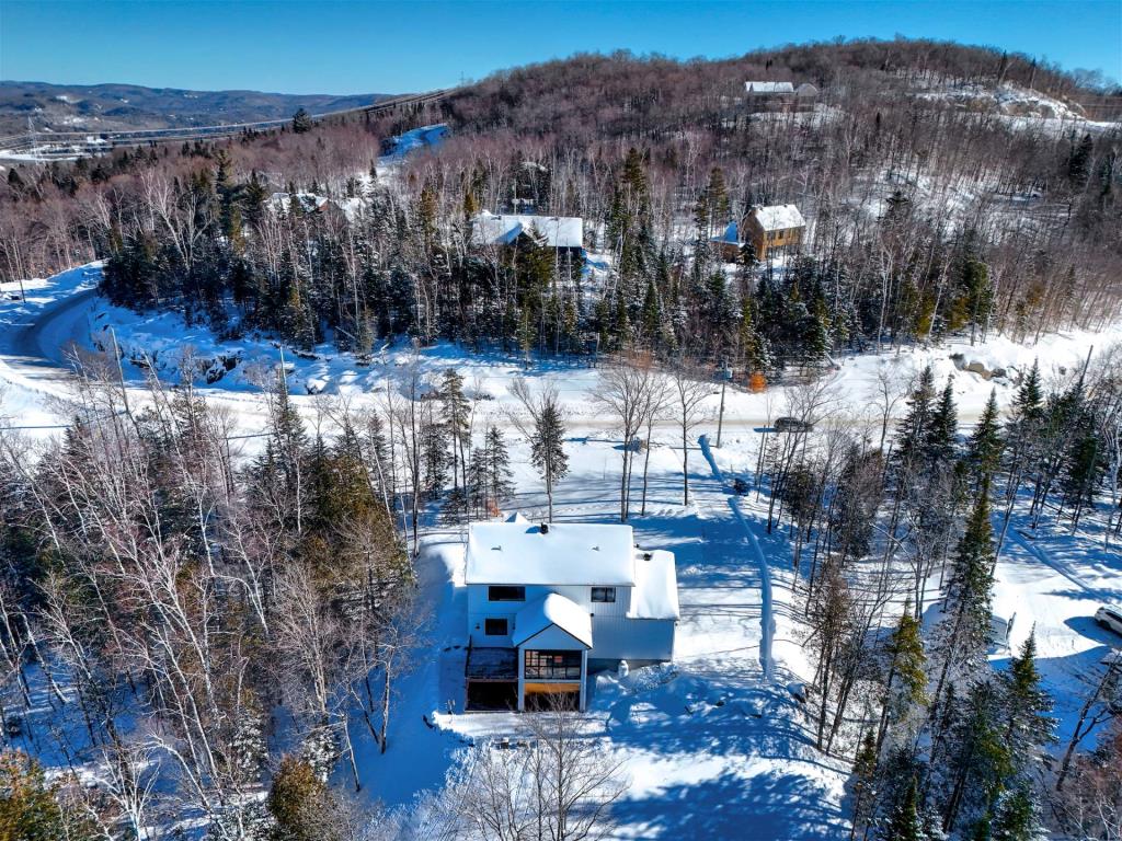Séduisante demeure entourée de montagnes sur un lot de plus de 70 000 pi²