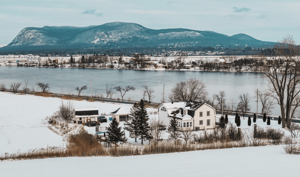 Cette coquette farmhouse centenaire de 1862 entièrement rénovée vous attend