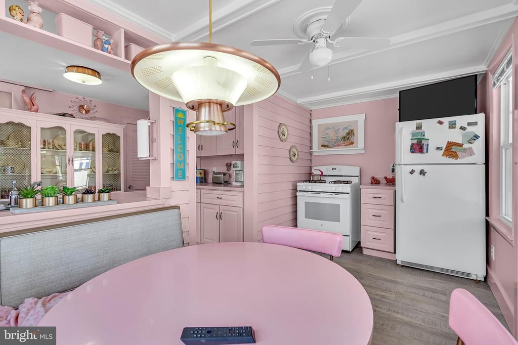 Maisonnette rose au décor vintage, unique et... un peu excessif