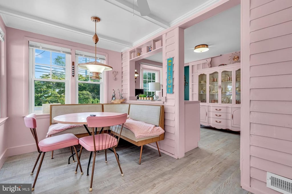 Maisonnette rose au décor vintage, unique et... un peu excessif