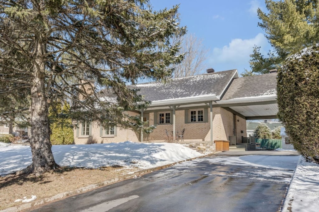Charmant bungalow de 399 000 $ nouvellement sur le marché