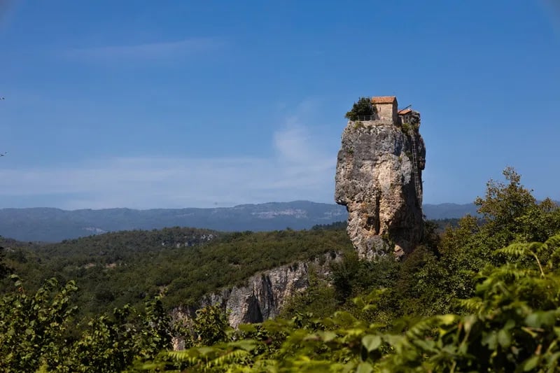 Propriétés surprenantes et périlleuses à travers le monde