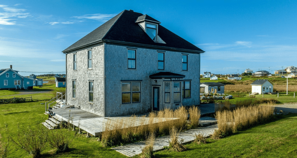 Julie Snyder vend son magnifique hôtel des Îles-de-la-Madeleine